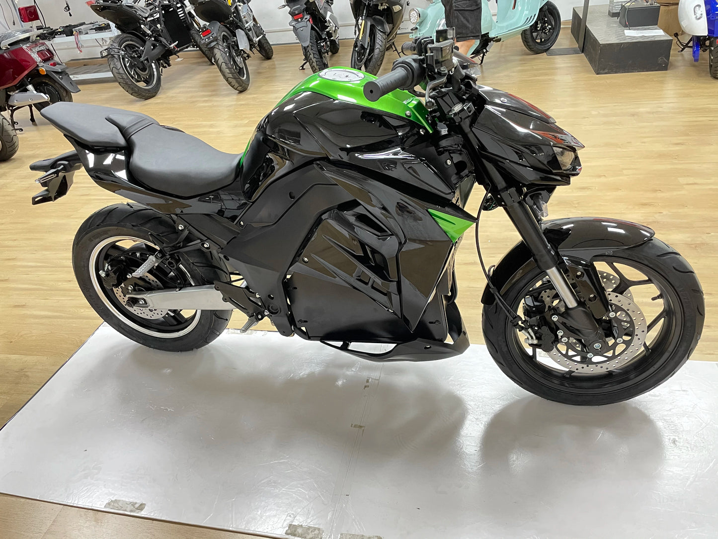Silent Thunder – 10000W Electric Racing Motorcycle with 72V 100Ah Lithium Power