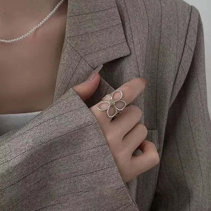 A Petal for Every Moment – Simple Daisy Ring That Blooms with Everyday Joy