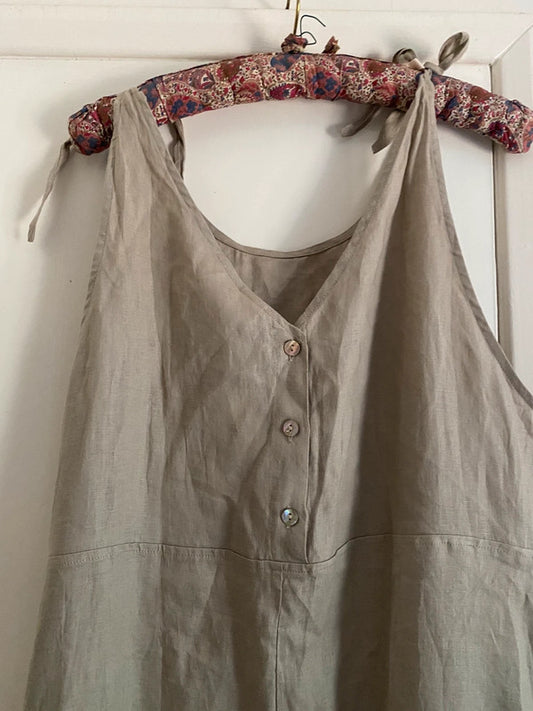 Lintico linen dress, sage green, front view