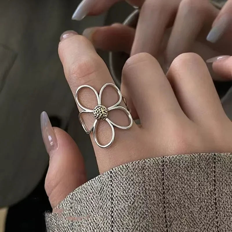 A Petal for Every Moment – Simple Daisy Ring That Blooms with Everyday Joy