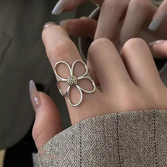 A Petal for Every Moment – Simple Daisy Ring That Blooms with Everyday Joy